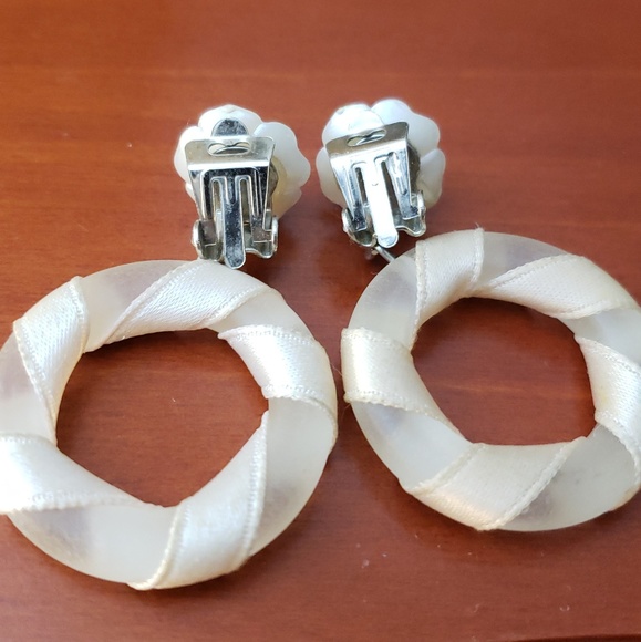 pink rose hoop twisted ribbon clip on earrings - Picture 3 of 4